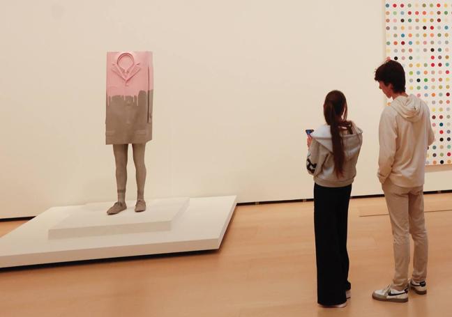 El 'Hombre-caja' de Erwin Wurm y una pintura de puntos de Damien Hirst.